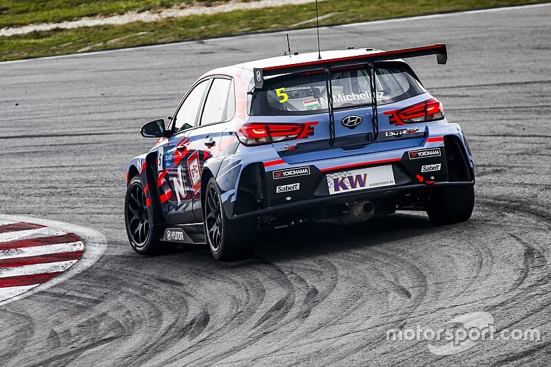 Михелис выиграл первую гонку WTCR на «Сепанге»