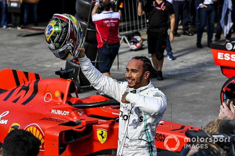 Lewis Hamilton, Mercedes AMG F1, acknowledges the crowd after Qualifying