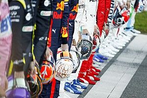 Sainz és Ricciardo a Ferrari szerelésében
