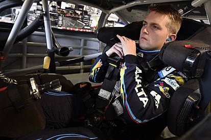 Byron gana una caótica carrera virtual de NASCAR