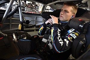 Byron gana una caótica carrera virtual de NASCAR