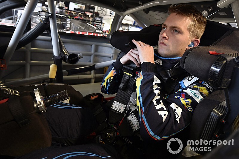 Byron gana una caótica carrera virtual de NASCAR