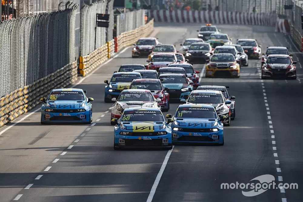 Start action, Yann Ehrlacher, Cyan Performance Lynk & Co 03 TCR leads