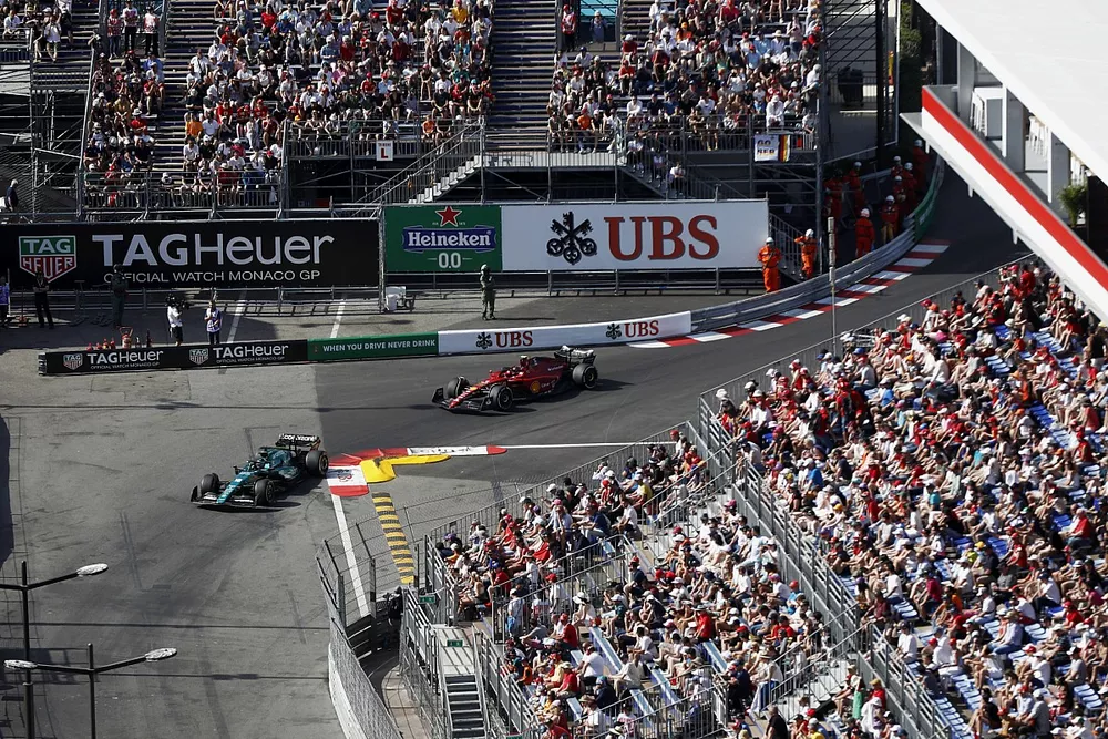 Lance Stroll, Aston Martin AMR22, Carlos Sainz, Ferrari F1-75