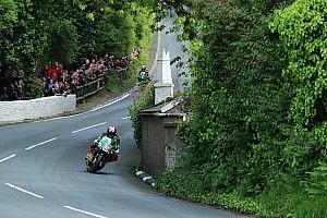 Hickman snelt naar derde Isle of Man TT-zege in Supertwin-race