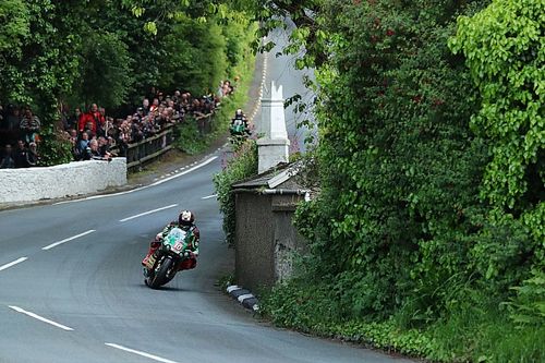 TT Isla de Man: Hickman gana en Supertwins después de los problemas de Dunlop