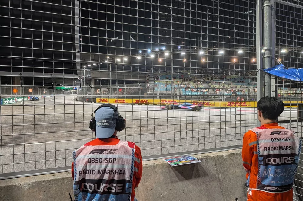 Marshals at work at the Singapore Grand Prix