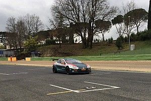 Lucas Di Grassi in azione a Vallelunga sulla Tesla da corsa!