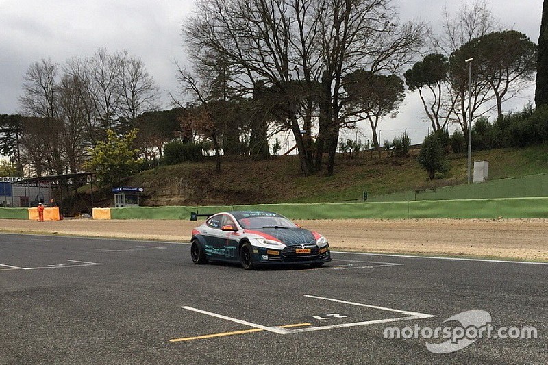 Lucas Di Grassi in azione a Vallelunga sulla Tesla da corsa!