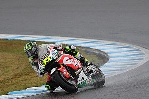 VIDEO: Crutchlow se cayó y se llevó puesto a Lorenzo