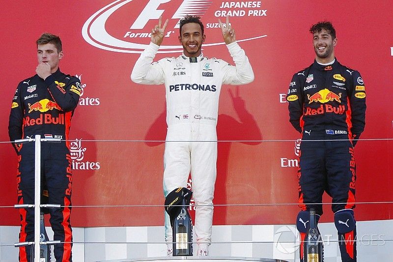 Podio: ganador de la carrera Lewis Hamilton, Mercedes AMG F1, segundo lugar Max Verstappen, Red Bull