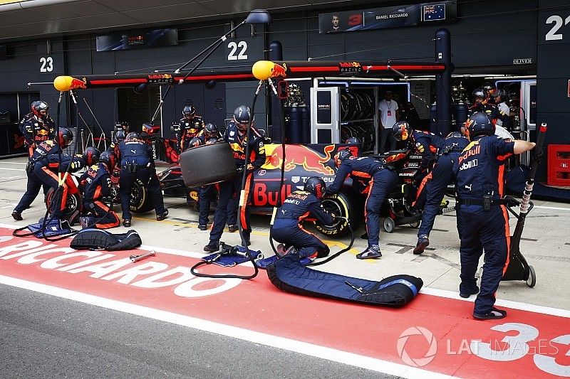 Max Verstappen, Red Bull Racing RB13, pit stop