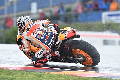 Marquezé a pole az esős Sachsenringen Petrucci és Pedrosa előtt, Rossi 9.