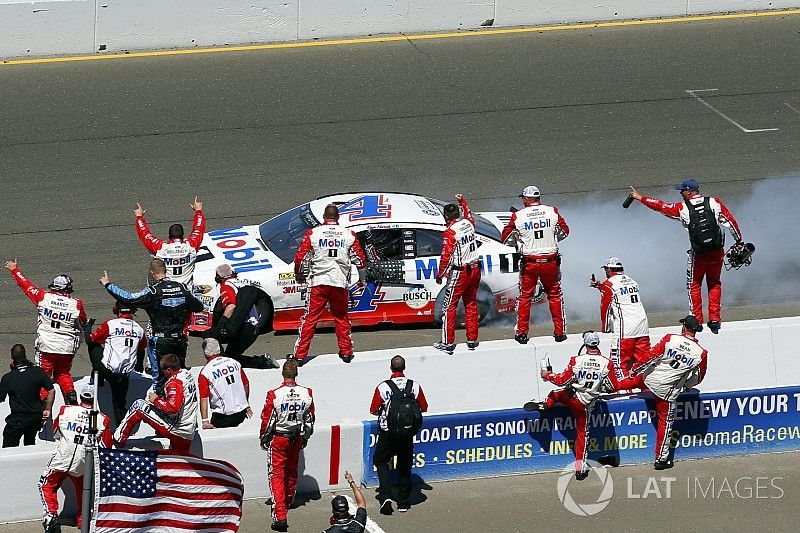 Harvick takes first win of 2017 in Sonoma Cup race