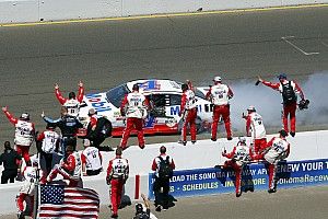 Harvick takes first win of 2017 in Sonoma Cup race