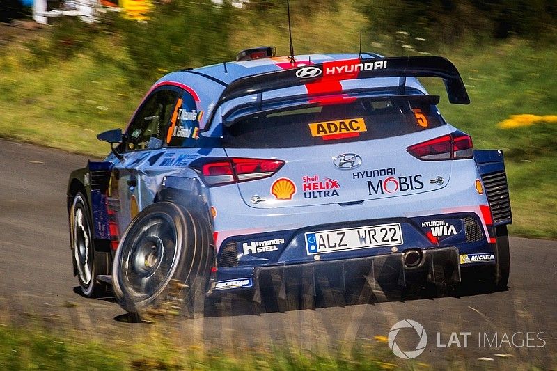 Thierry Neuville, Nicolas Gilsoul, Hyundai i20 WRC, Hyundai Motorsport, mit kaputtem Rad