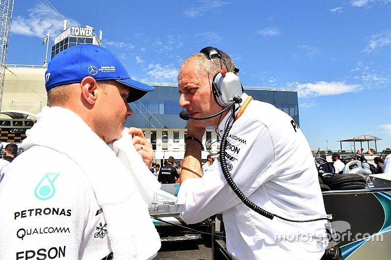 Valtteri Bottas, Mercedes AMG F1 W08 and Tony Ross, Mercedes AMG F1 W08 Race Engineer on the grid