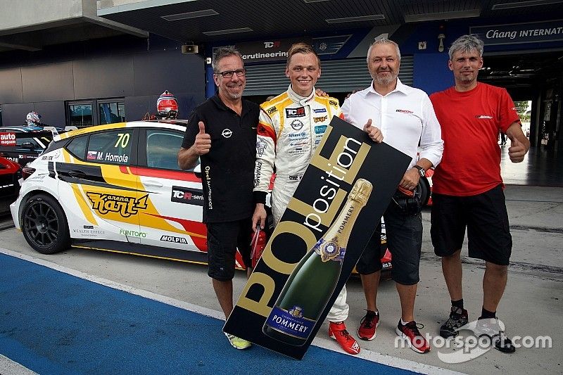 Mat’o Homola places the Opel Astra back on pole