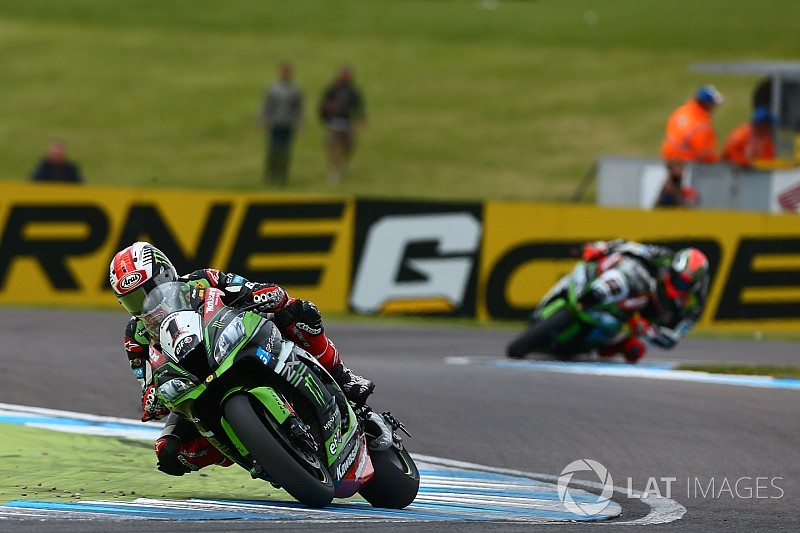 Rea torna cannibale e vince Gara 2 a Donington. Davies a podio