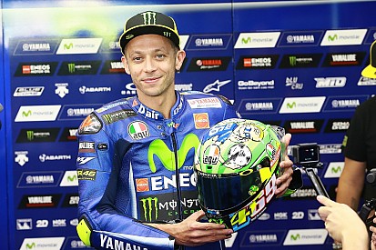 Bel gesto di Rossi: regala il casco del Mugello alla famiglia di Hayden