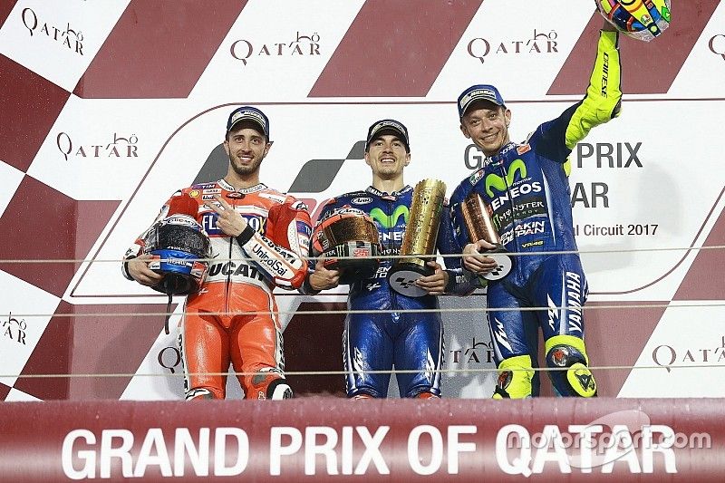 Podium: segundp, Andrea Dovizioso, Ducati Team; ganador, Maverick Viñales, Yamaha Factory Racing; te