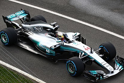 Новая машина Mercedes выехала на трассу