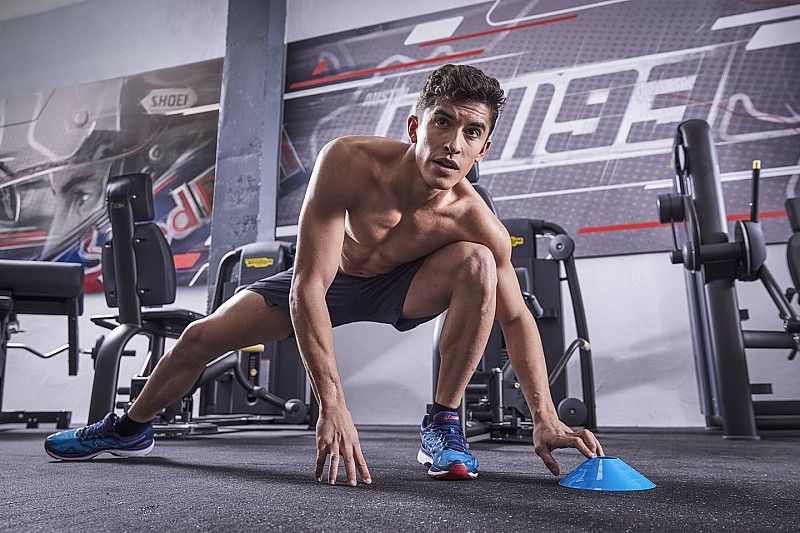 Así trabaja Márquez con una máquina para prevenir lesiones