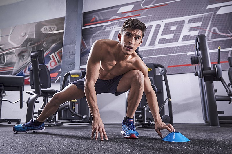 Así trabaja Márquez con una máquina para prevenir lesiones
