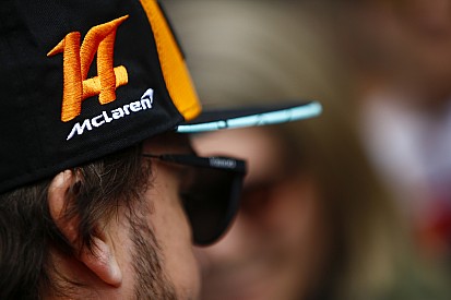 Alonso, McLaren'ın yeni Renault motoruna geçeceğini doğruladı