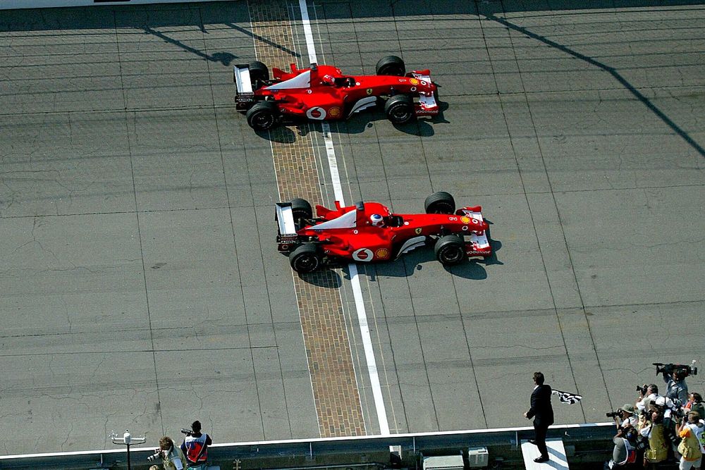 Rubens Barrichello, Ferrari F2002 passe Michael Schumacher, Ferrari F2002