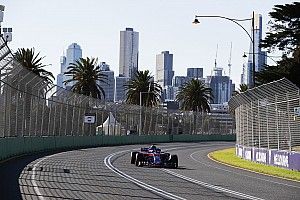 Los equipos y pilotos, atentos al cielo de Melbourne