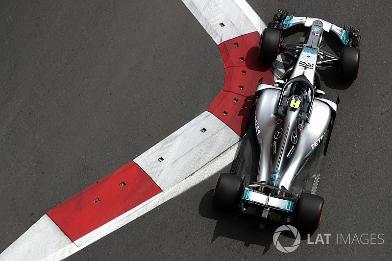 Bottas lidera primeiro treino em Baku; Verstappen bate