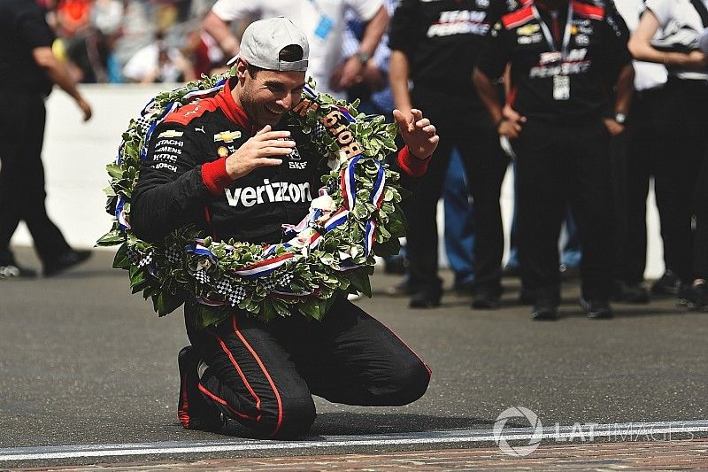 Will Power, Team Penske Chevrolet viert de overwinning door de yard of bricks te kussen