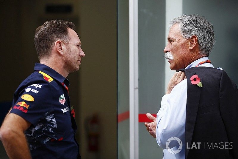 Chase Carey, Presidente Formula One habla con Christian Horner, director de Red Bull Racing