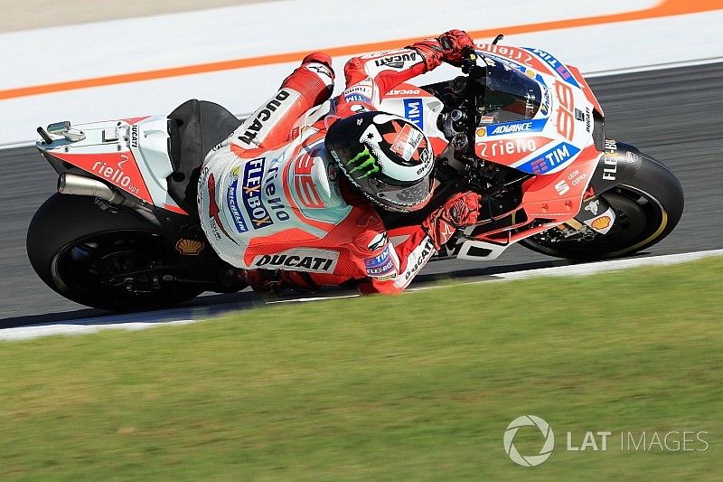 Lorenzo: A Ducati le van maradva a riválisokhoz képest