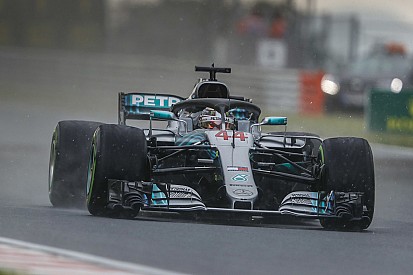 Hamilton grijpt pole in natte Hongaarse kwalificatie, Verstappen op P7