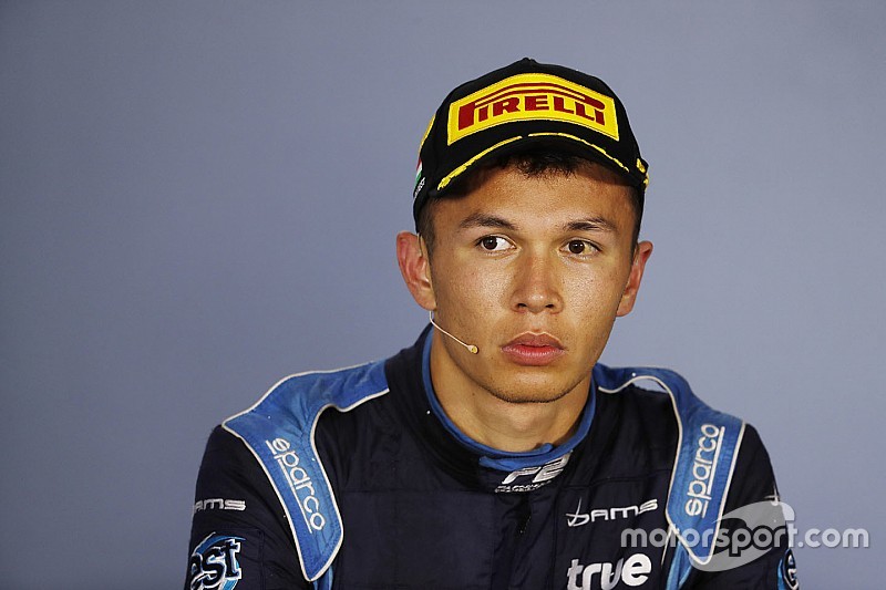 "Albon, Toro Rosso ile sözleşme imzaladı"
