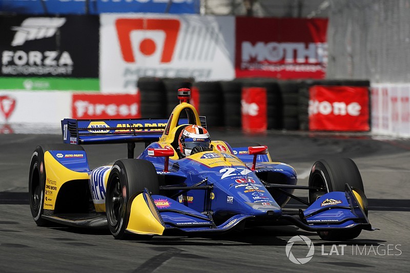 Un inspirado Rossi vence a los Penskes para llevarse la Pole