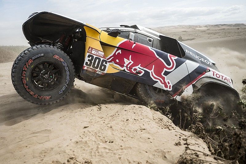 Solo tres Peugeot y Al Attiyah luchan por el liderato cuatro días después