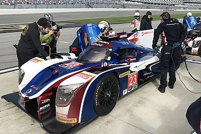 Alonso turns first laps of Daytona in Roar test