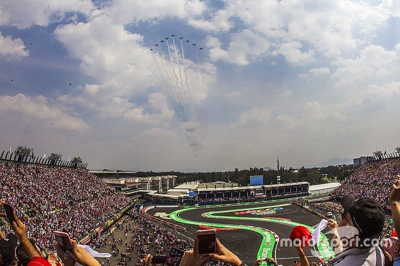 Aviones pasan por el circuito