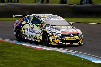 Rockingham BTCC: Smith fends off Shedden to win final race