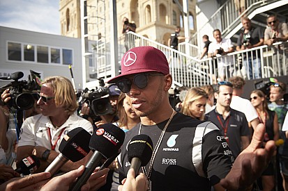 Hatalmas elismerés Hamilton neve mellett: az év sportolója Messivel