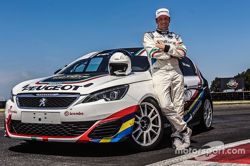 L'attore Stefano Accorsi si diverte sulla Peugeot 308 Mi16 GTi