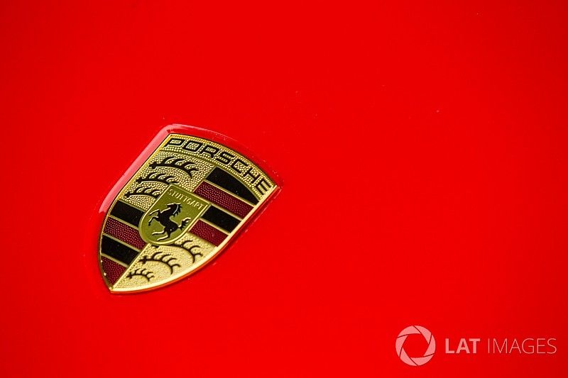 Classic Grand Tour: Porsche 918 logo