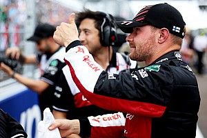 Bottas: nem nevetek a sisakom alatt, amikor megelőzök egy Mercedest