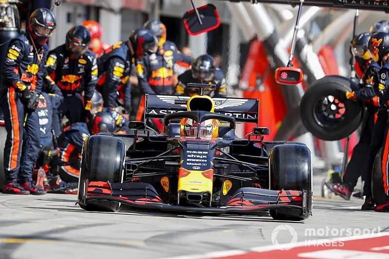 Max Verstappen, Red Bull Racing RB15 pitstop