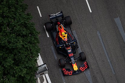 Videón a Ferrari „kattanása”, és Albon csattanása Szingapúrból