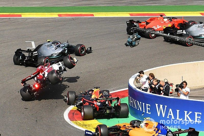 Veja acidente entre Verstappen e Raikkonen em Spa quadro a quadro