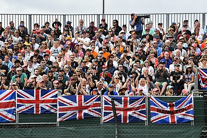 Egészen elképesztő: Hamilton a rajongói előtt Silverstone-ban (videó)